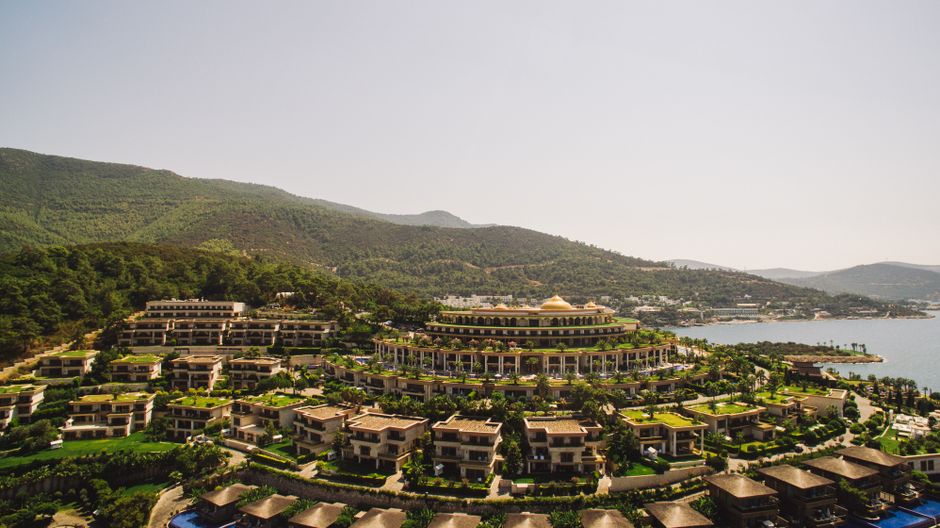 Exploring the Allure of Luxury Hotels: A Journey into Opulence